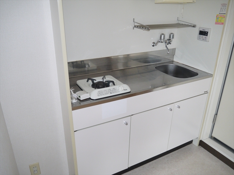 Kitchen. The same type: It is a photograph of the 504 in Room. (Floor plan inversion type)