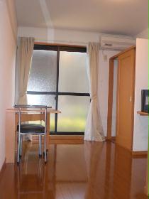 Living and room. 1F: Flooring 2F: carpeted