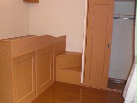 Living and room. 1F: Flooring 2F: carpeted