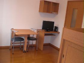 Living and room. 1F: Flooring 2F: carpeted