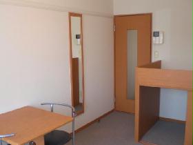 Living and room. 1F: Flooring 2F: carpeted