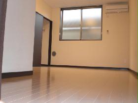 Living and room. 1F: Flooring 2F: carpeted