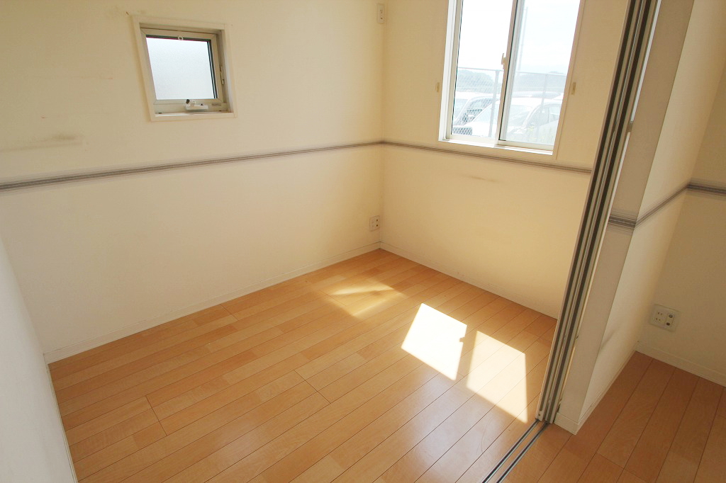 Living and room. It is a reference photograph of the inverted type