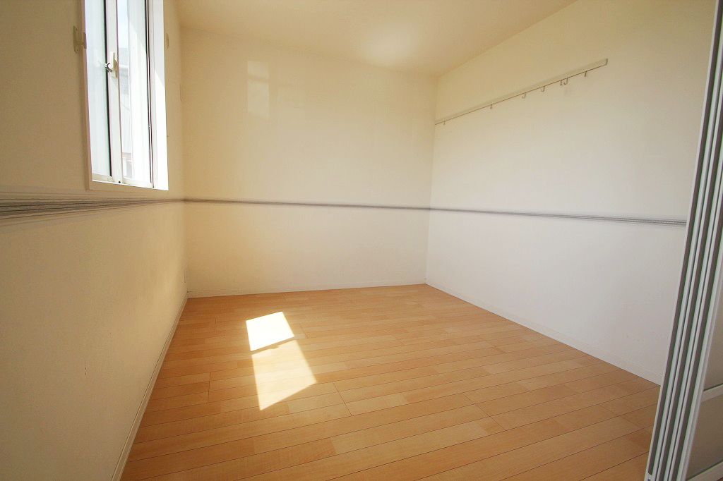 Living and room. It is a reference photograph of the inverted type