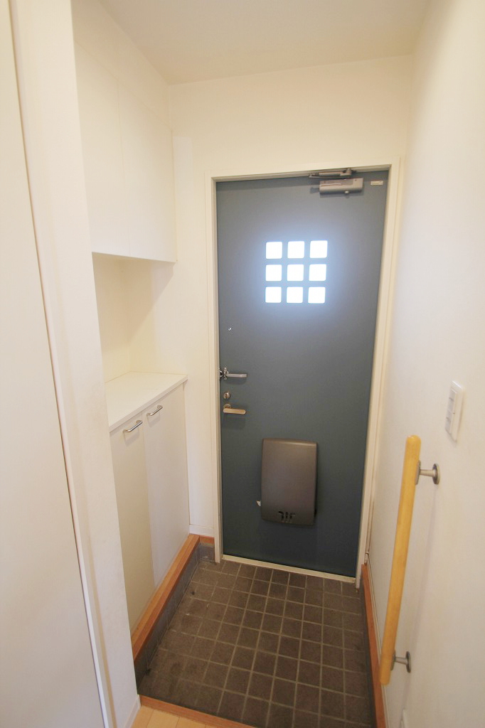 Entrance. It is a reference photograph of the inverted type