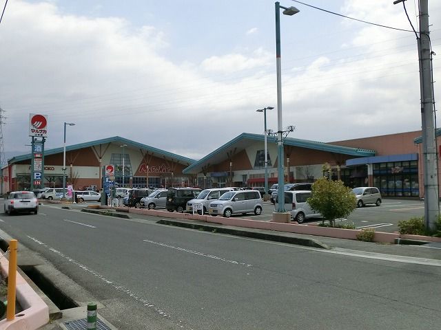 Supermarket. Marunaka Yamamoto 2072m to the store (Super)