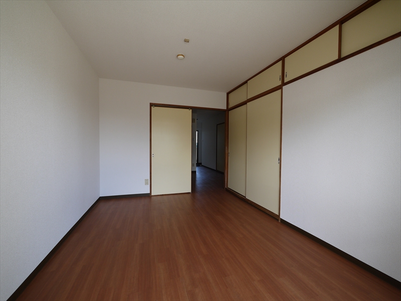 Living and room. From the balcony side, 6 Pledge Western-style