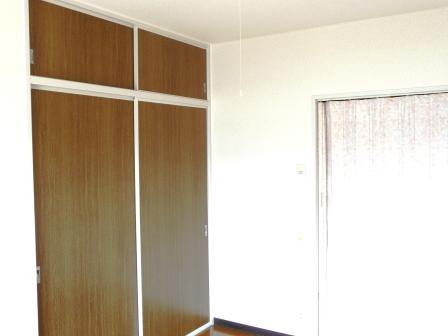 Living and room. Wide storage