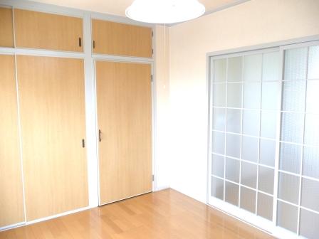 Living and room. Wide storage