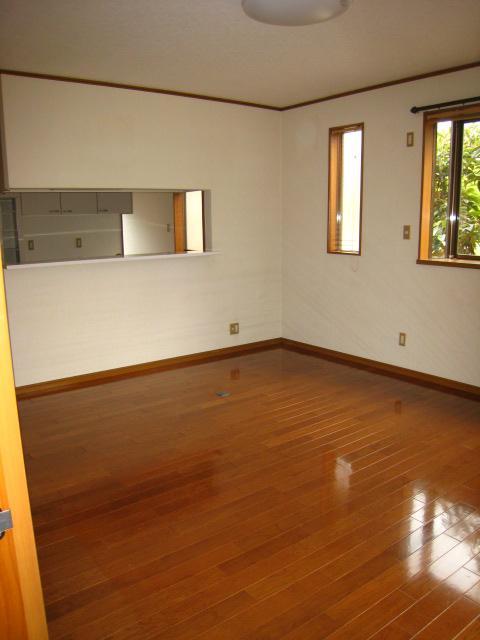 Living and room. Face-to-face kitchen