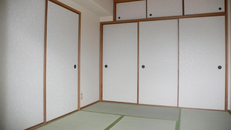 Living and room. Storage lot