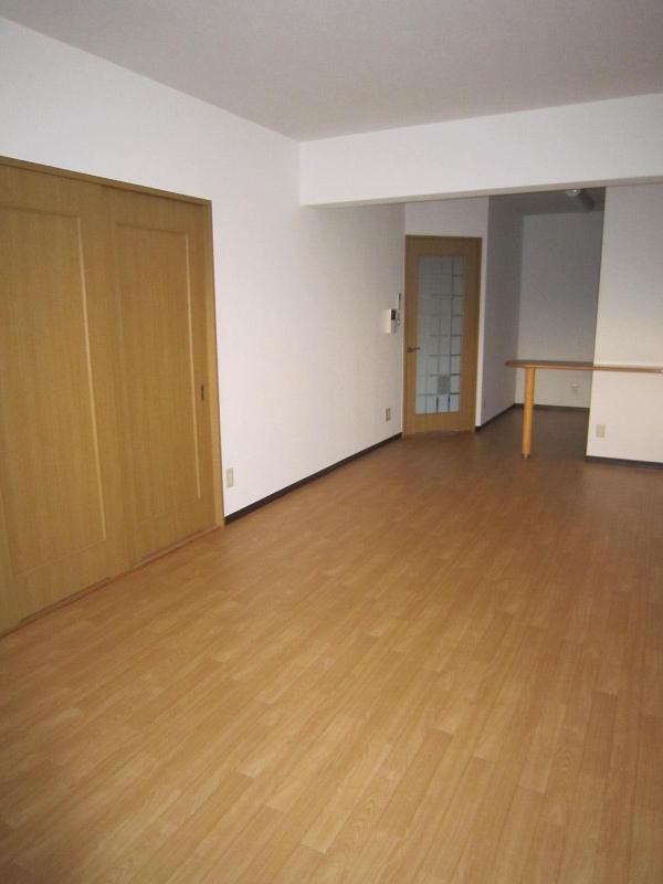 Living and room. Little counter