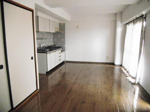 Living and room. Facing south in sunny