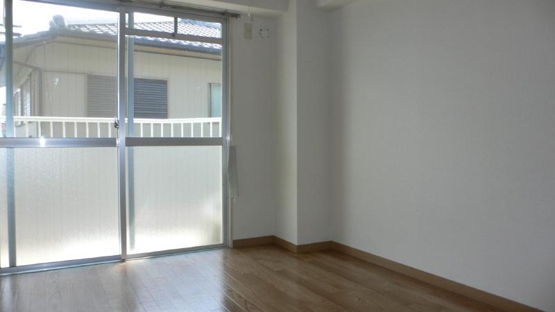 Living and room. It is between the Southern Ocean