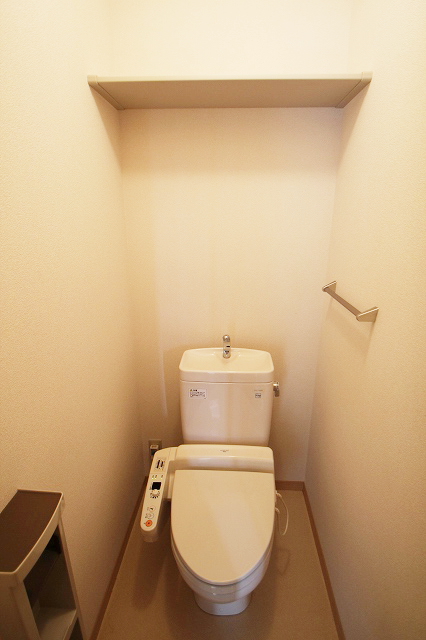 Toilet. It is a reference photograph of the inverted type