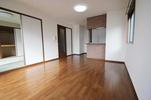 Living and room. It is a reference photograph of the inverted type