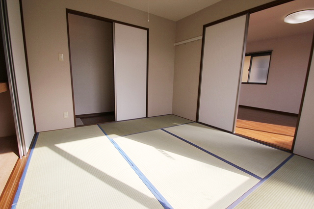 Living and room. It is a reference photograph of the inverted type