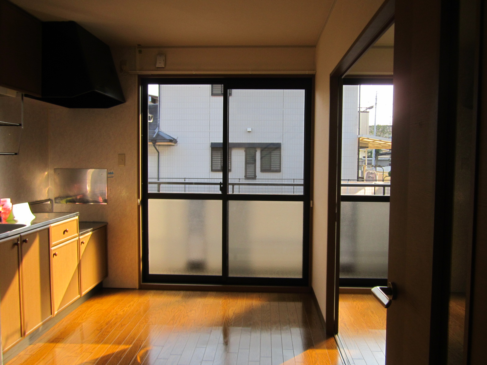 Kitchen. South-facing sunny 6 Pledge kitchen