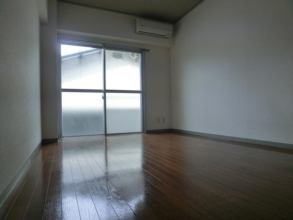 Living and room. Western-style 6 Pledge