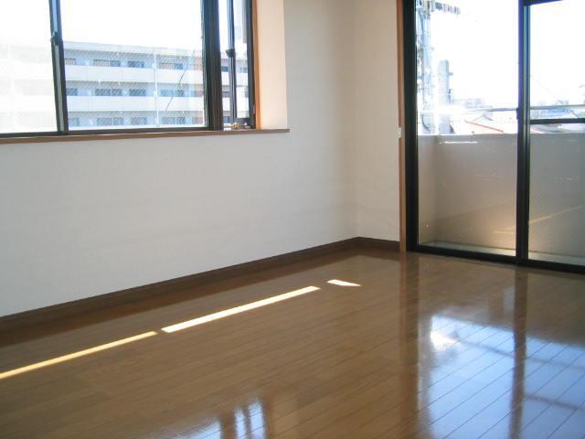 Other room space. Good lighting there is a bay window