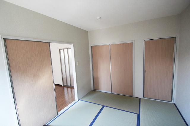 Living and room. It is a reference photograph of the same type