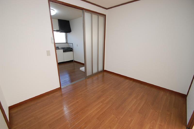 Living and room. The picture may be different takes precedence over the current situation