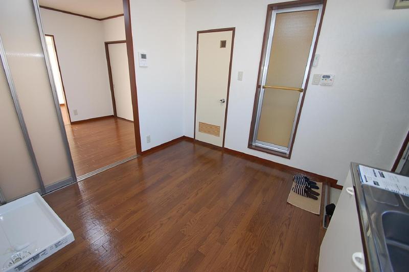 Living and room. The picture may be different takes precedence over the current situation