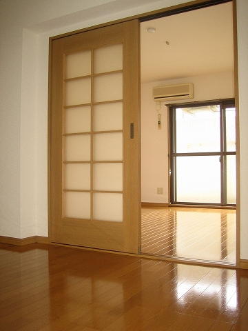 Other room space. South 7 Pledge Western-style