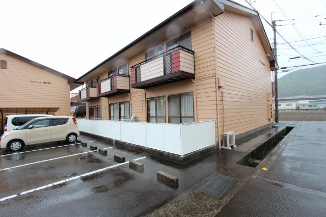 Building appearance. It is a south-facing balcony