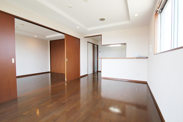 Living and room. It is a reference photograph of the inverted type