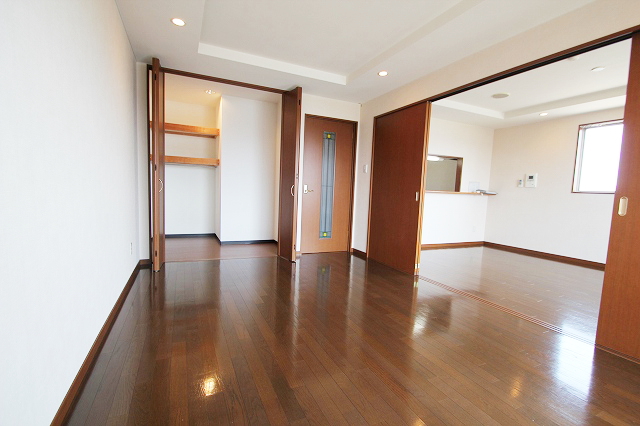 Living and room. It is a reference photograph of the inverted type