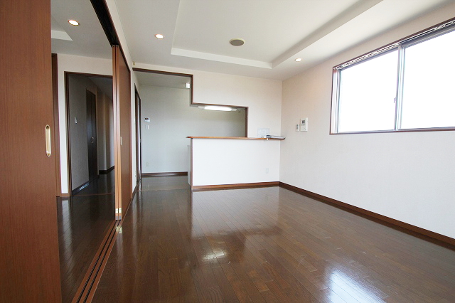 Living and room. It is a reference photograph of the inverted type