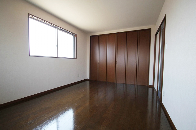 Living and room. It is a reference photograph of the inverted type