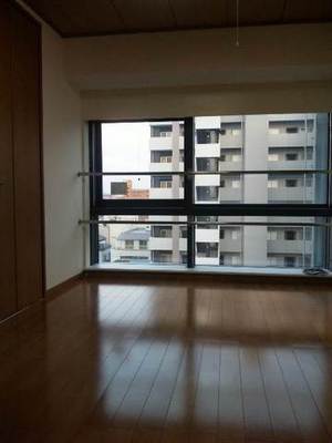 Living and room. Western-style 6 Pledge