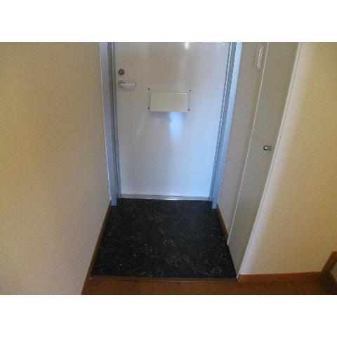 Entrance. Also equipped with cupboard ☆