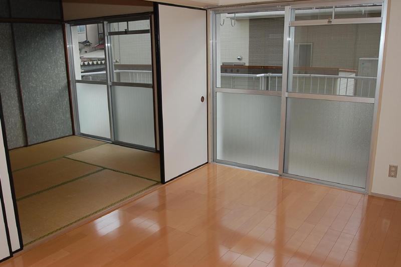 Living and room.  ※ We will present condition priority.