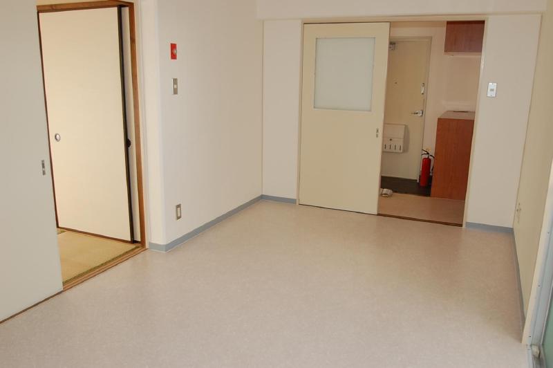 Living and room.  ※ We will present condition priority.