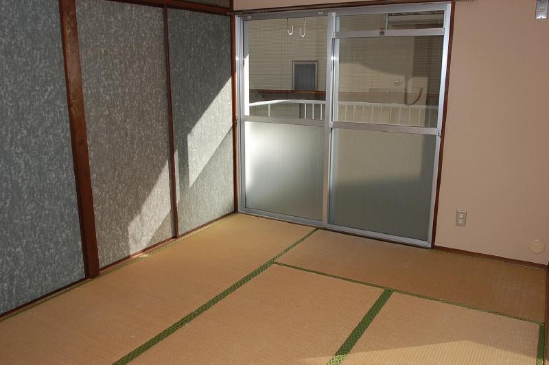 Living and room.  ※ We will present condition priority.