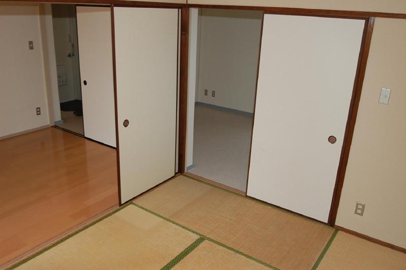 Living and room.  ※ We will present condition priority.