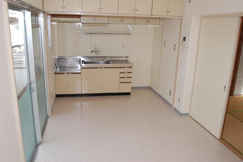 Living and room.  ※ We will present condition priority.