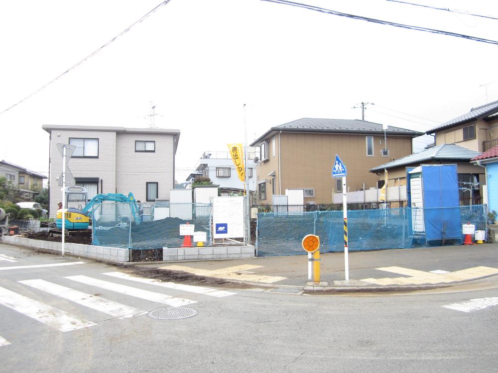 Local appearance photo. Local (10 May 2013) shooting ◎ car space two Allowed! ◎ elementary school 3-minute walk, Kindergarten is a 1-minute walk ☆