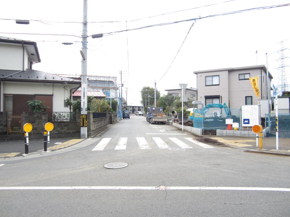 Local photos, including front road. Front road spacious!