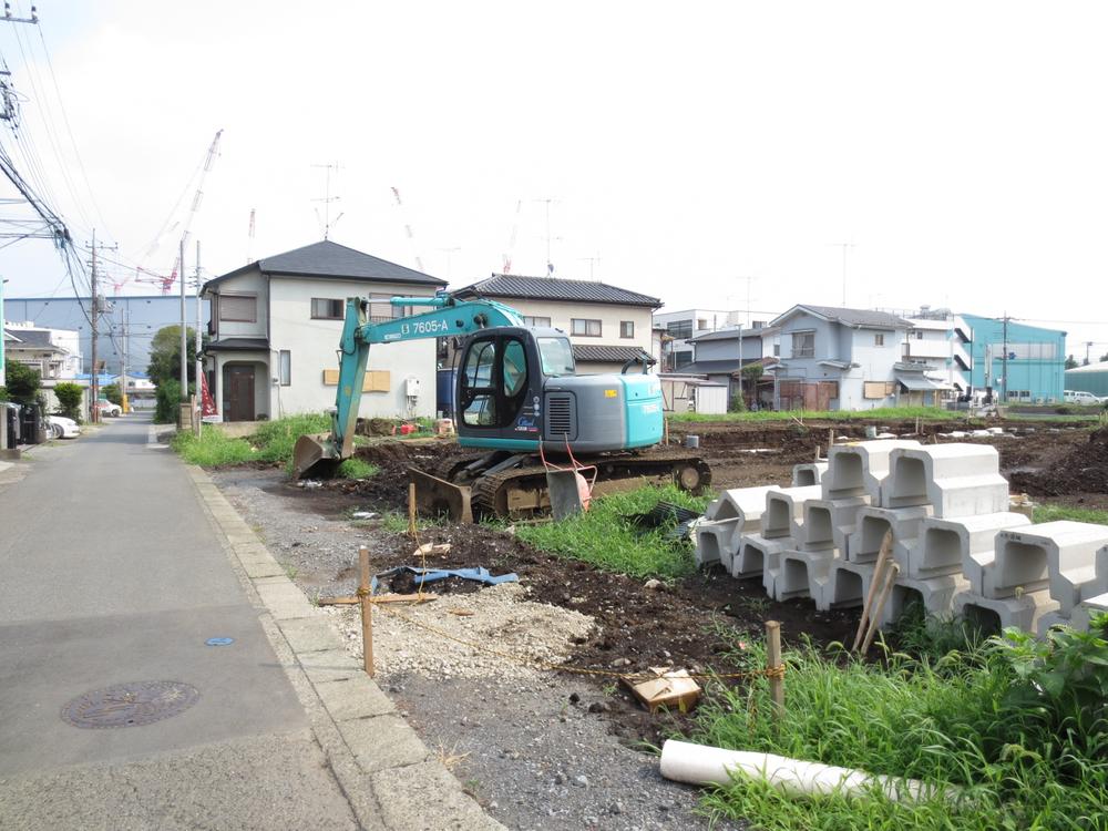 Local photos, including front road. A quiet residential area a fully equipped compartment