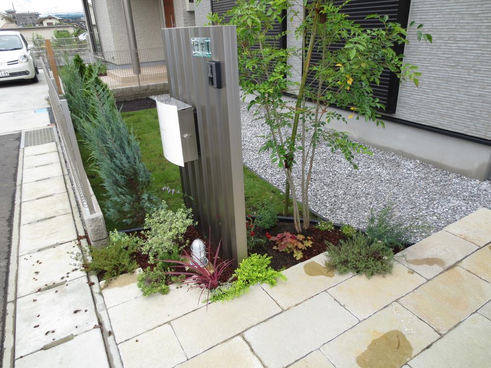 Model house photo. System gatepost