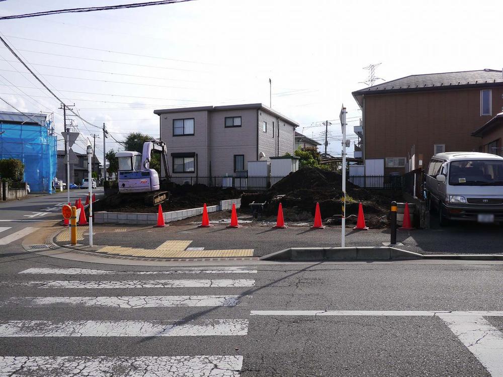 Local photos, including front road. Elementary and junior high school is also a 3-minute walk in the popular Kasugadai ・ It is also a good many living environment commercial facilities within walking distance.