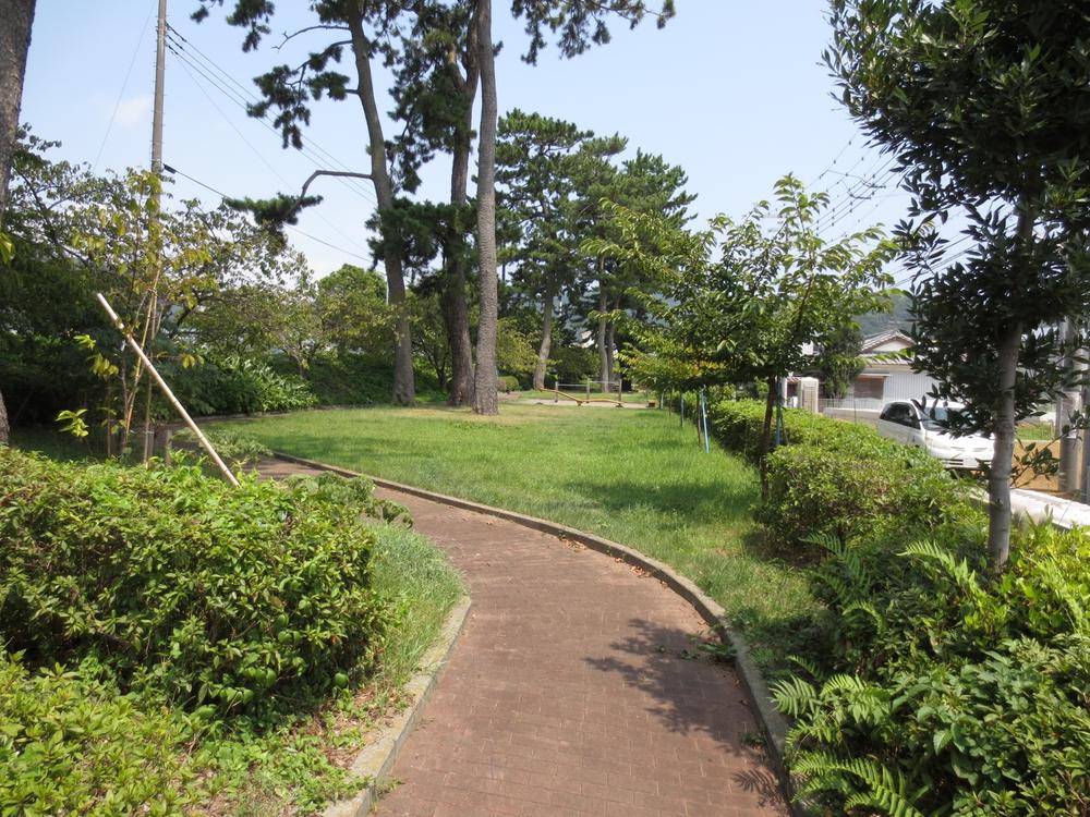 park. Hiking trails wide park sandwiched 80m front road to the park