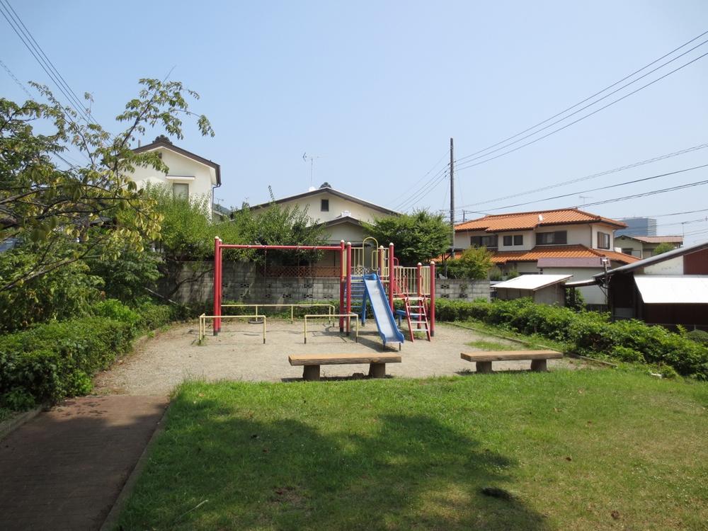 park. Park sandwiched 80m front road to the park