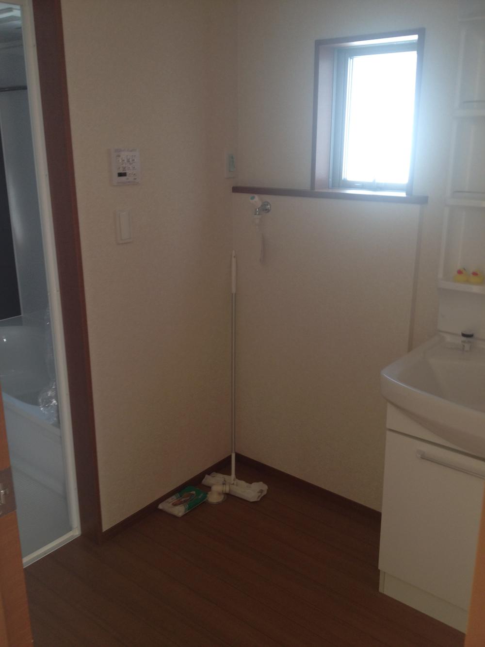 Wash basin, toilet. Indoor (12 May 2013) Shooting