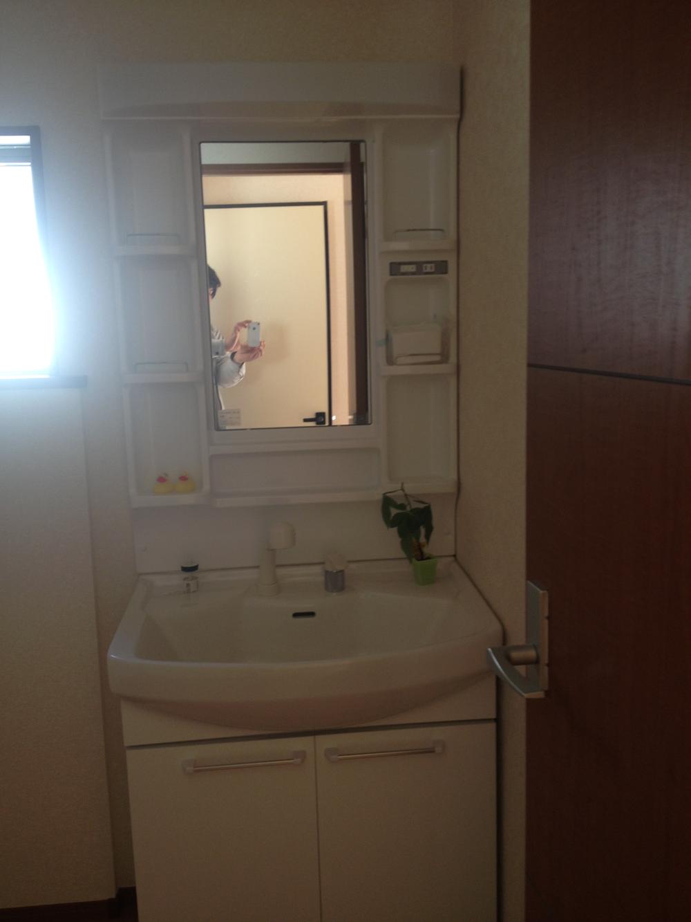 Wash basin, toilet. Indoor (12 May 2013) Shooting