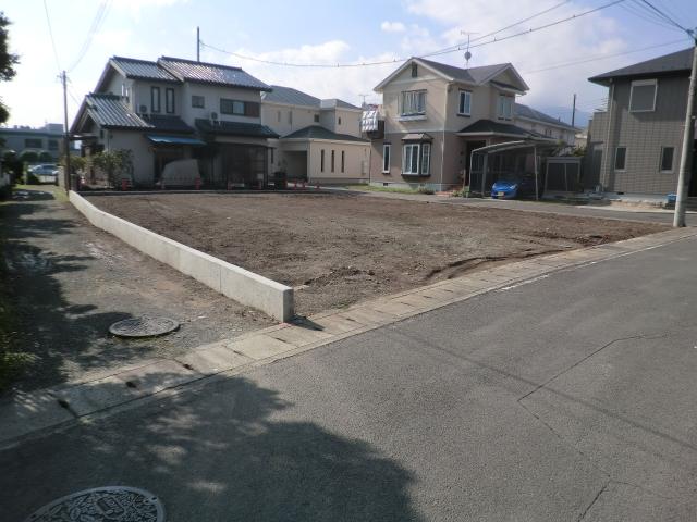 Local photos, including front road. Local (10 May 2013) Shooting